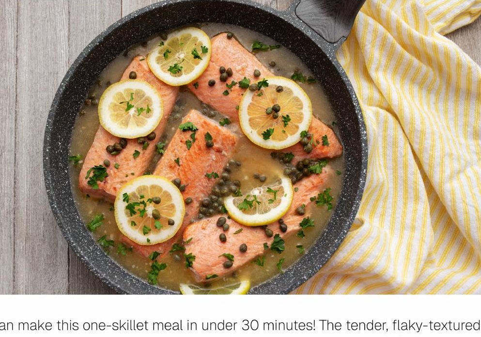 Salmon piccata with lemon slices